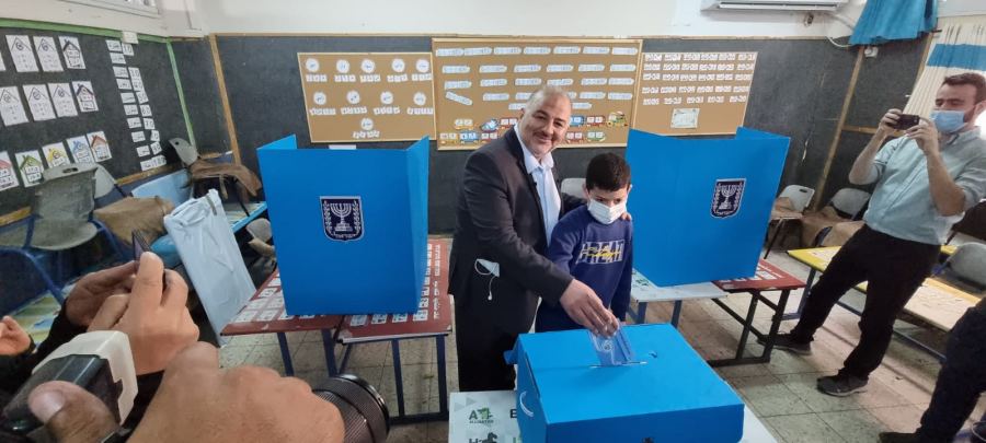 منصور عباس يدلي بصوته في المغار: التأثير هو طريقنا للتغيير، لا يعقل أن نبقى على دكة الاحتياط ونعارض فقط